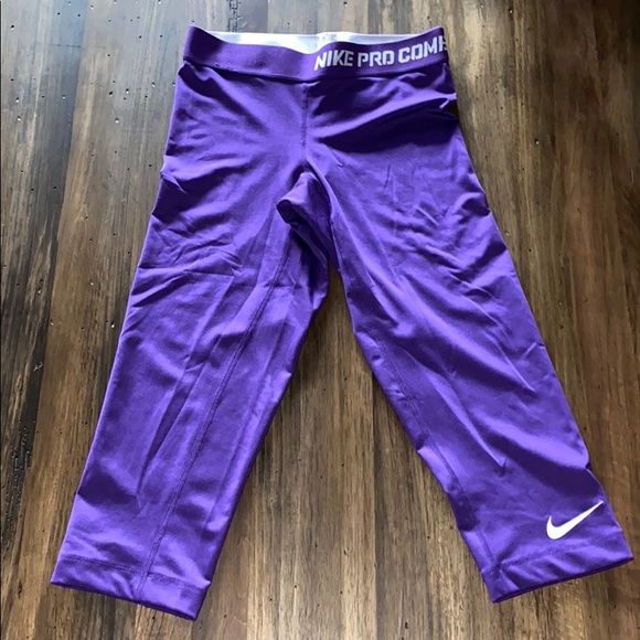 Nike Pants - Nike Pro combat Capri leggings